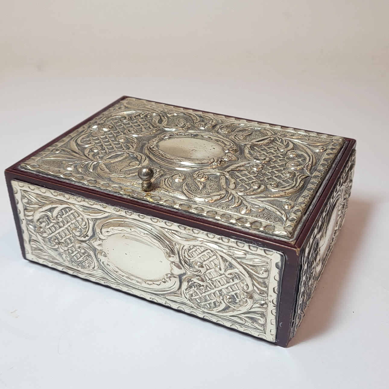 CAJA JOYERO EN PLATA LABRADA Y MADERA.