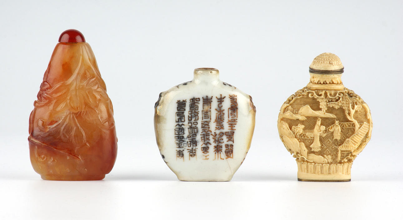 TRE SNUSFLASKOR, saluförda och inte marknadsförda. 1800-tal. Kina.