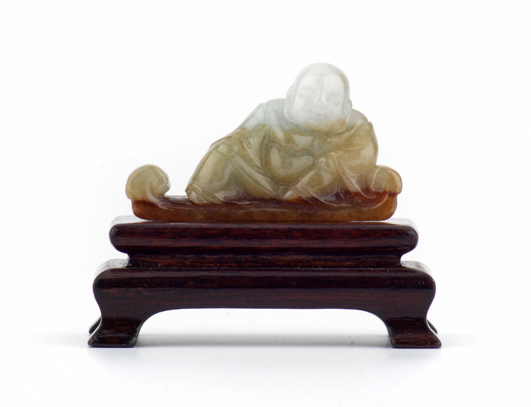STATYETT JADEIT/TRÄBAS, 2-delat. 1800-tal. Kina.