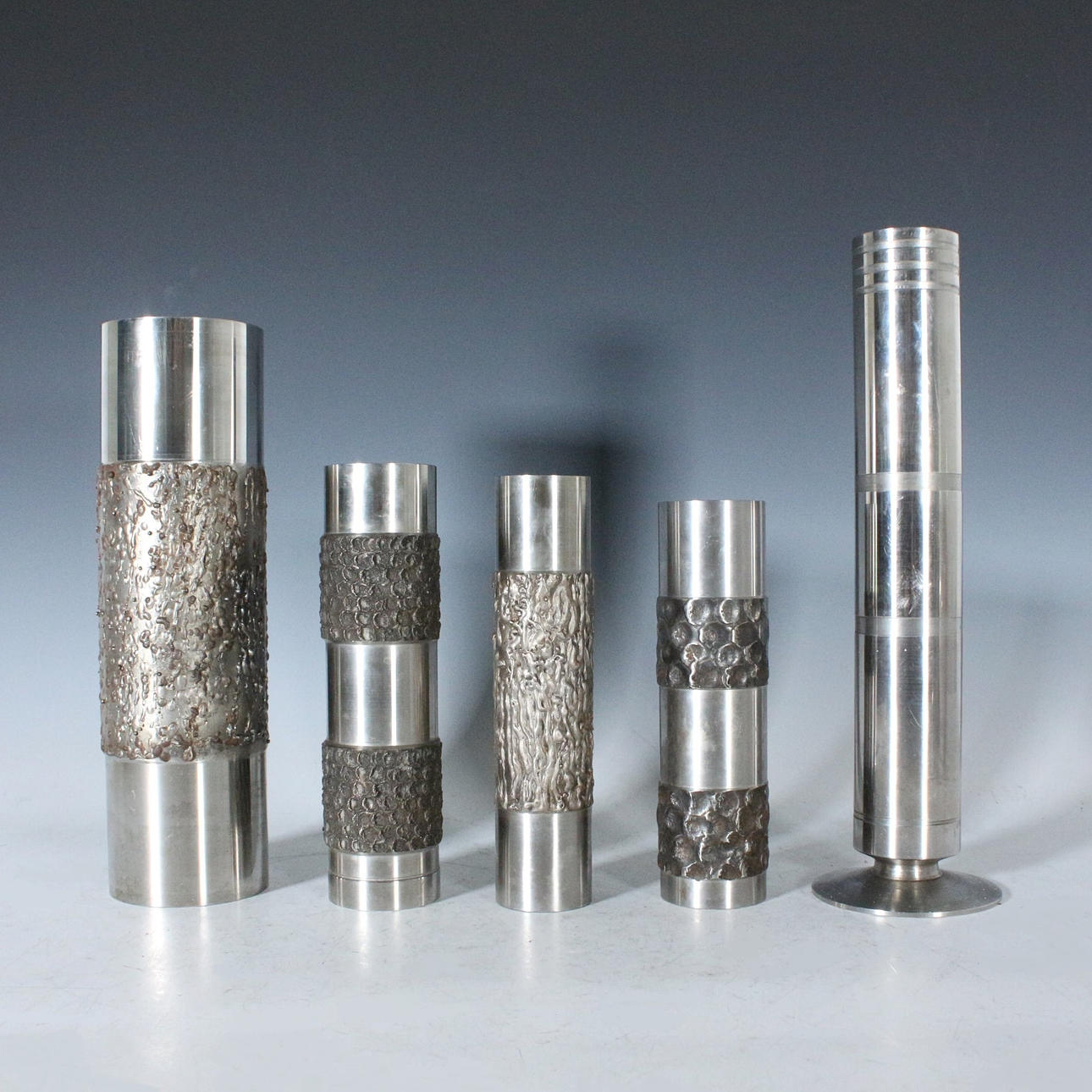 Brutalistiska vaser, rostfritt stål.