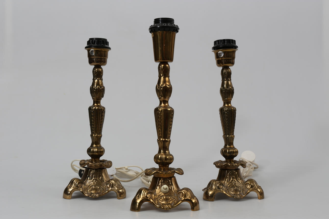 BORDSLAMPOR, mässing, 3 stycken, 1900-talets andra hälft.