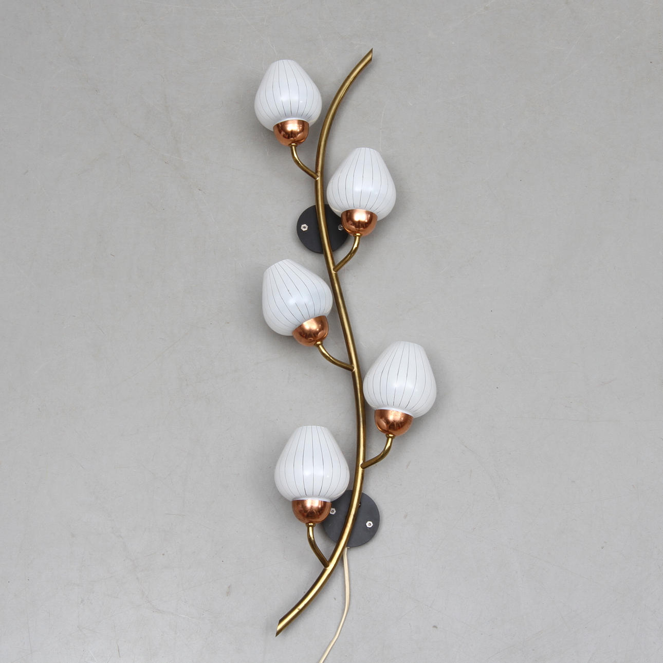 VÄGGLAMPA, för 5 st ljuspunkter, stomme i gulmetall, omkring 1900-talets mitt.