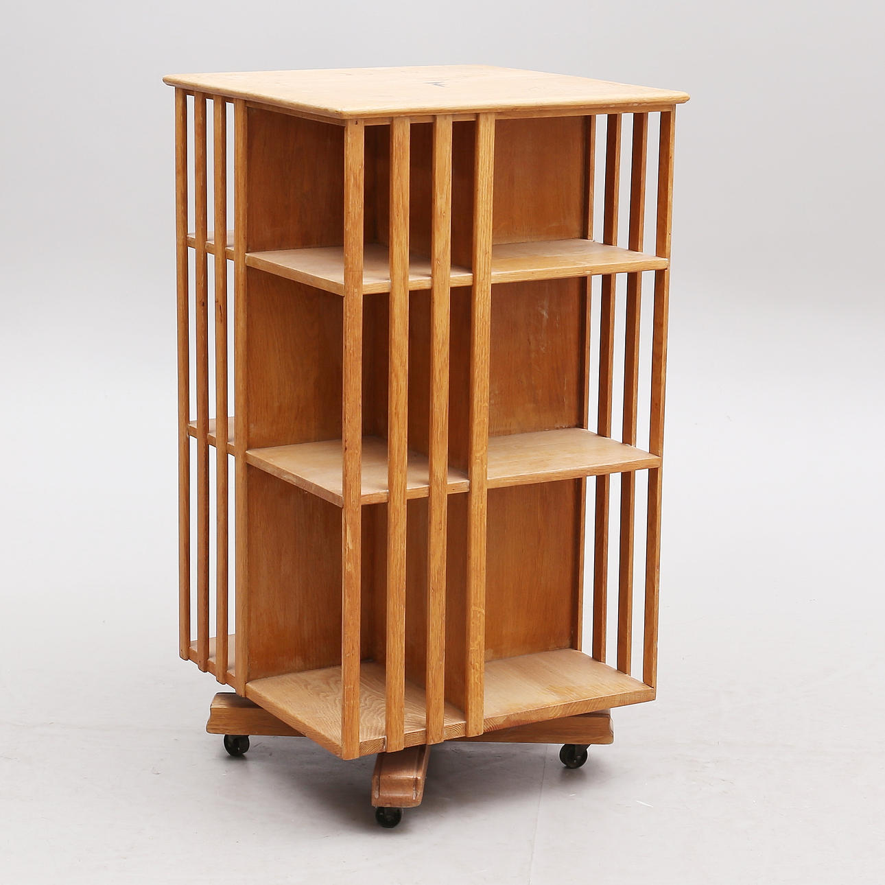 LIBRERO, sobre ruedas, 1900.