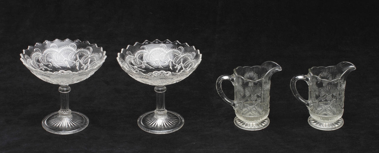 GRÄDDKANNOR samt SKÅLAR, 4 delar, pressglas, sent 1800-tal.