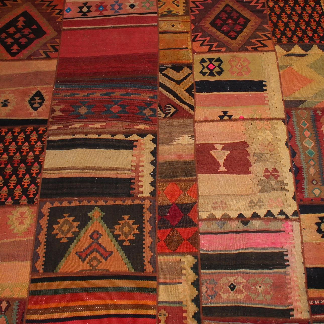 MATTA, patchwork, Kelim, 345 x 230 cm.