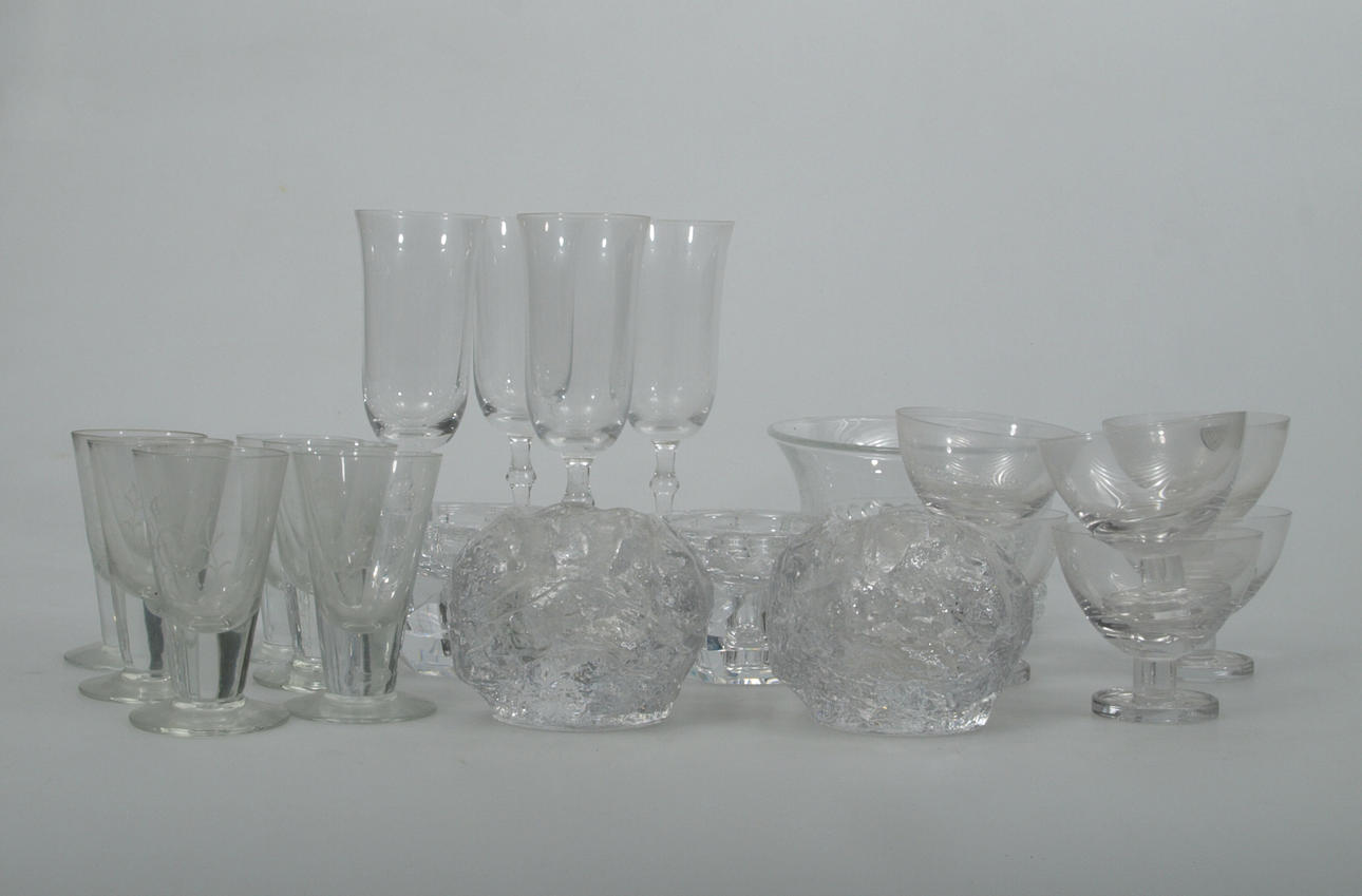 PARTI KRISTALL OCH GLASFÖREMÅL, 21 delar, bland annat Orrefors.
