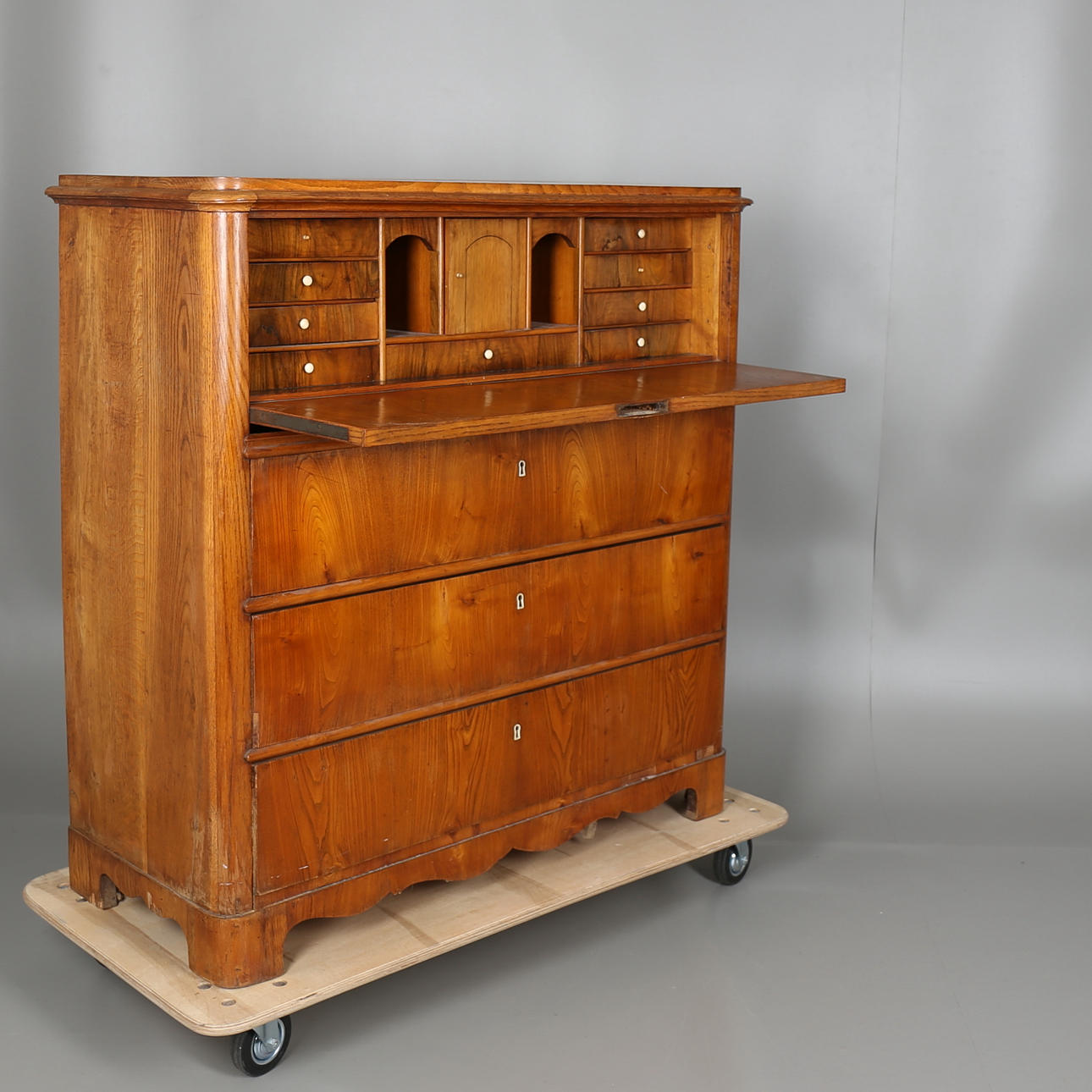 SEKRETÄR, 3 lådor samt skrivklaff. 1800-talets andra hälft.