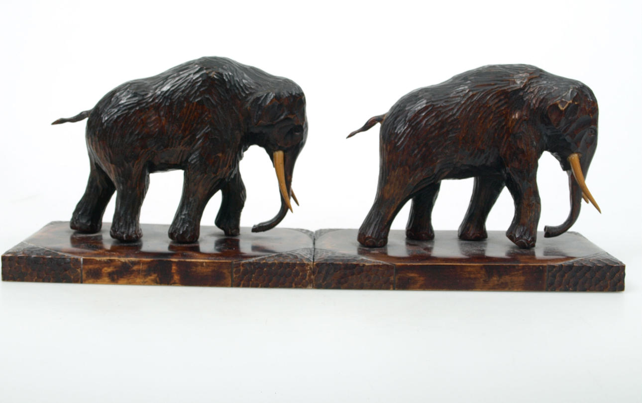 BOKSTÖD, trä, 2 stycken, signerade JT 1938.