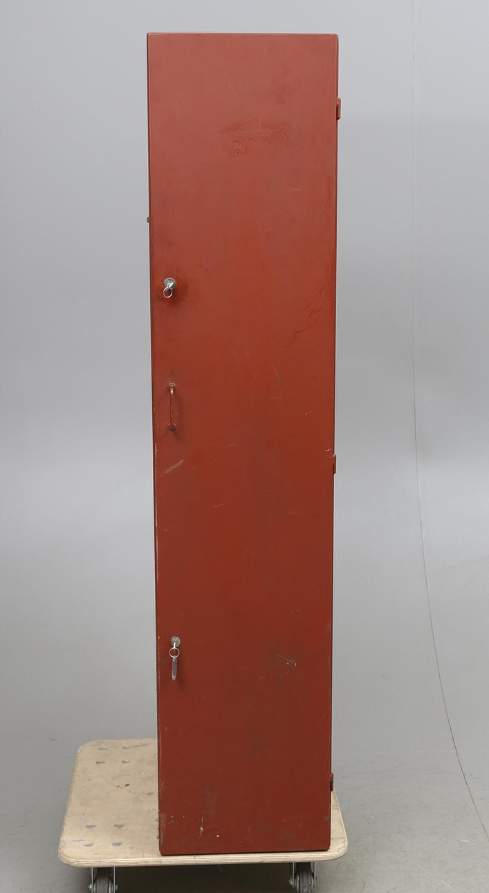 VAPENSKÅP, plåt, 1900-tal.