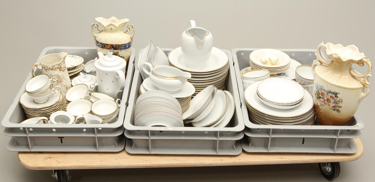 Ein Menge , u.a. Gastronomie und Kaffeeservice.