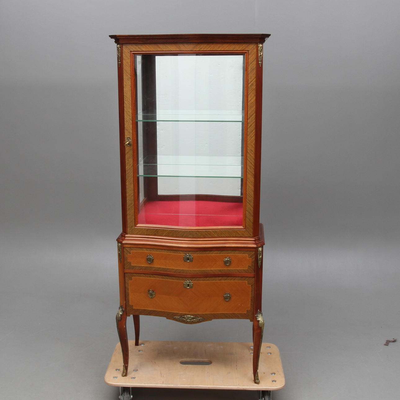 VITRINSKÅP, Louise XVI-stil, 1900-tal.