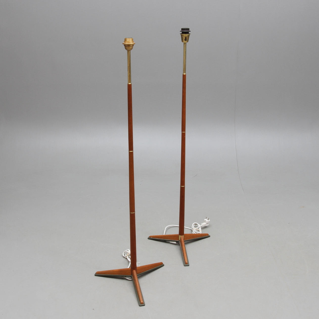 GOLVLAMPOR, 2 st, omkring 1900-talets mitt.