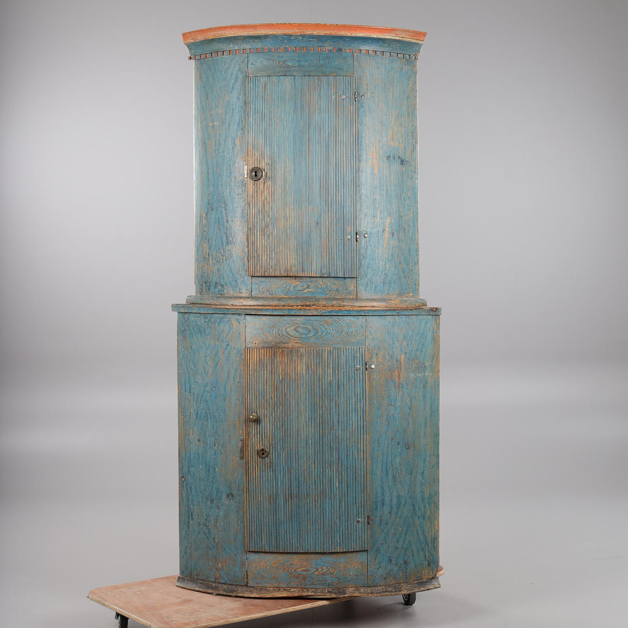 CORNER CABINET, commoner, early 19th century.