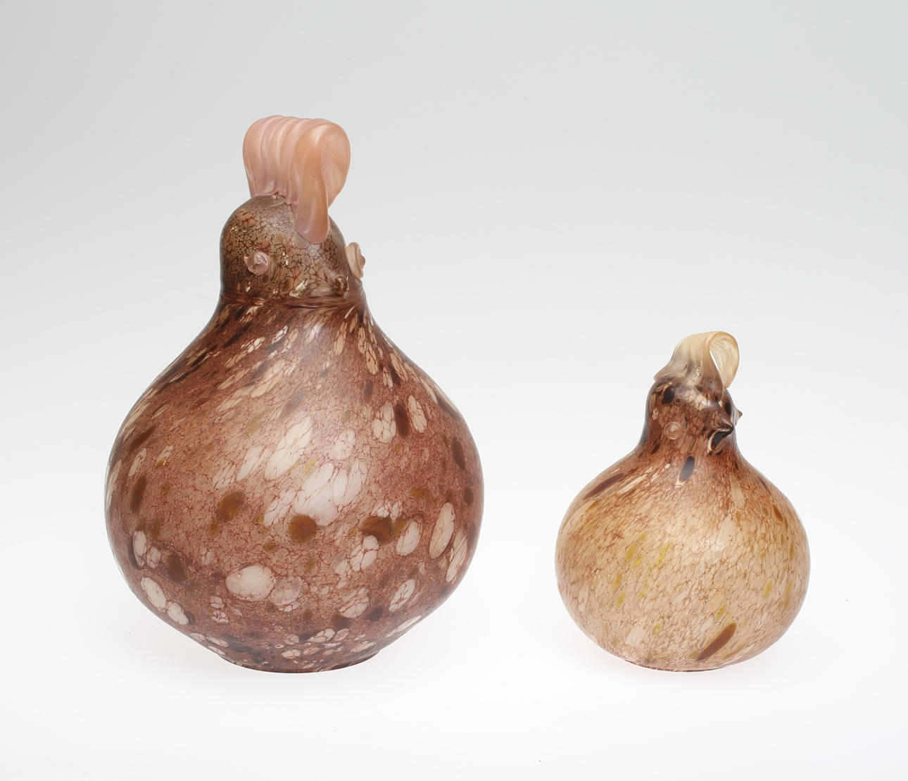 MONICA BACKSTRÖM. Konstglas, 2 st, Hönor.