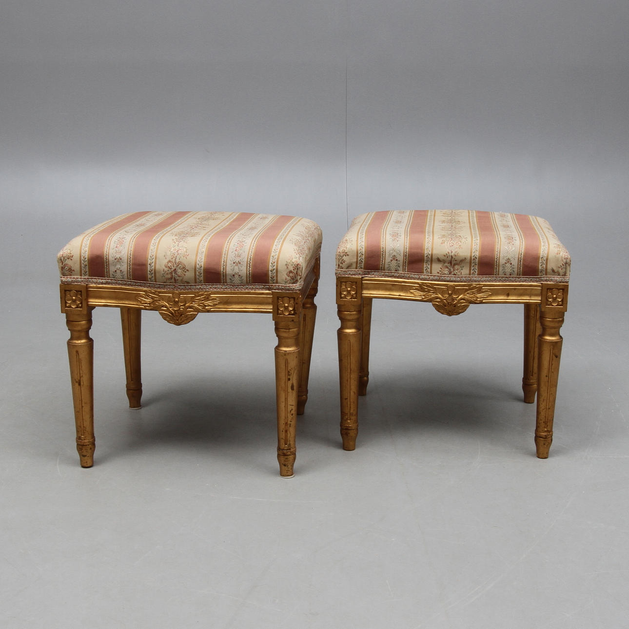 TABURETTER, ett par, gustaviansk stil, E. Pettersons möbelverkstad i Gefle, tidigt 1900-tal.