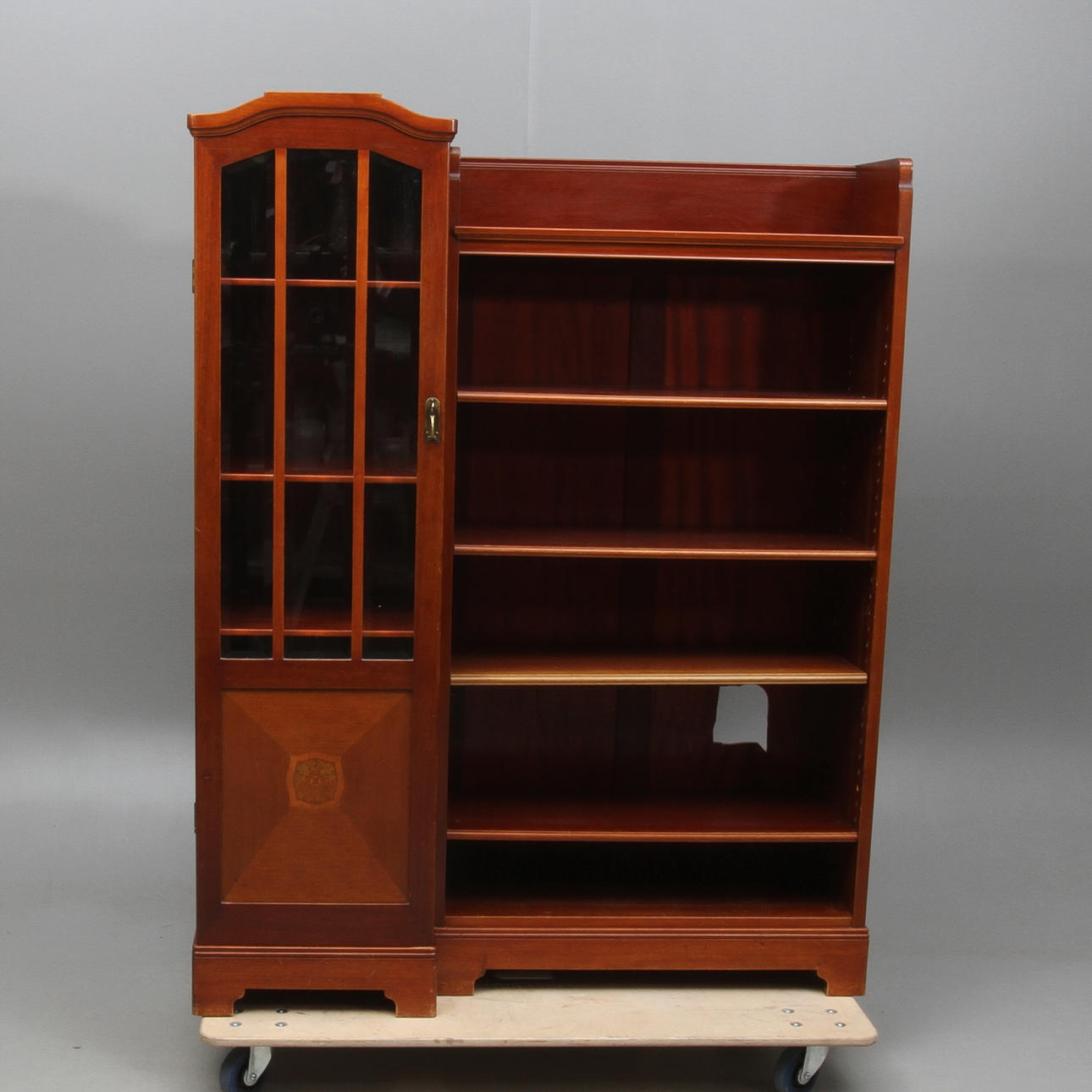 BOKHYLLA med vitrin, jugend, 1900-talets första kvartal.