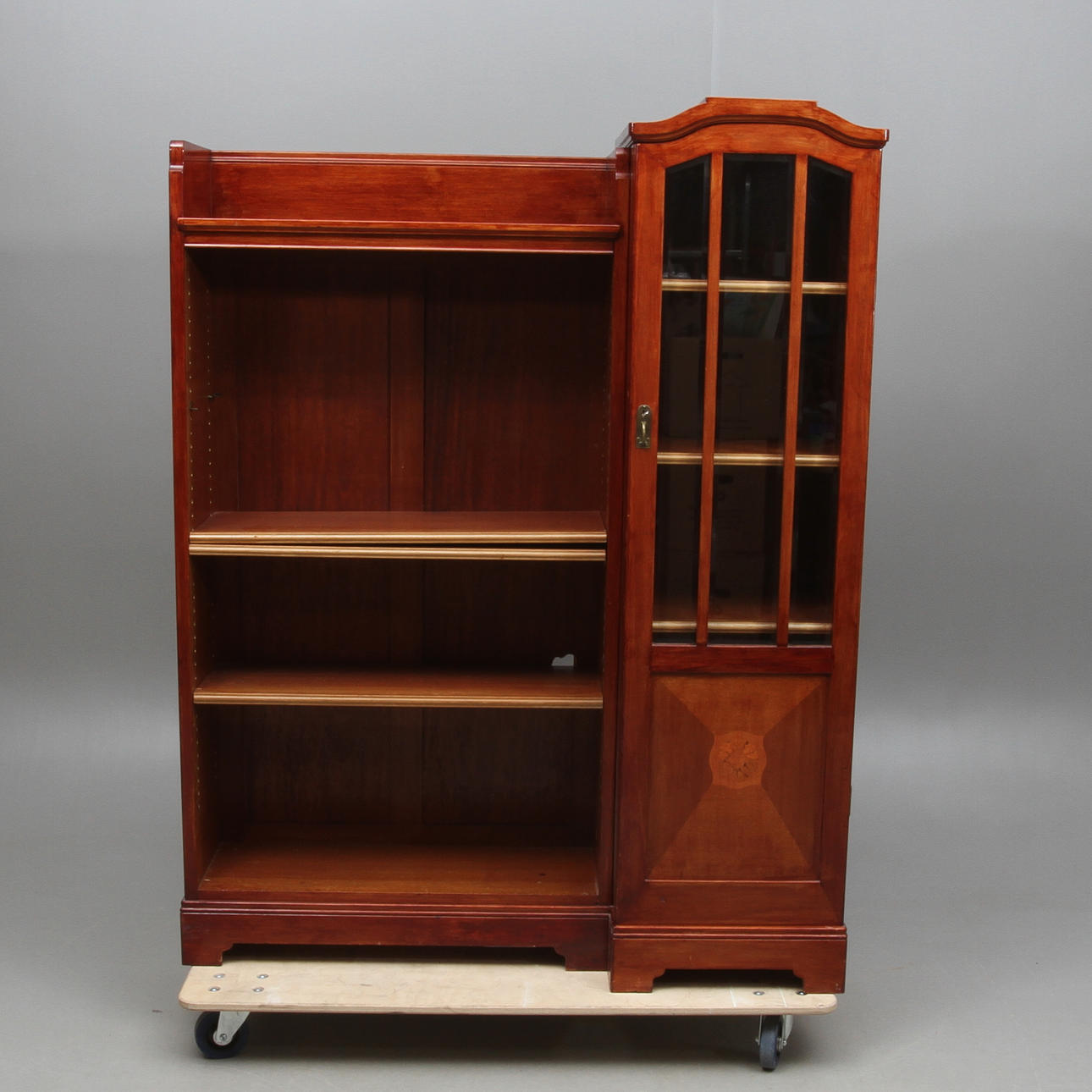 BOKHYLLA med vitrin, jugend, 1900-talets första kvartal.