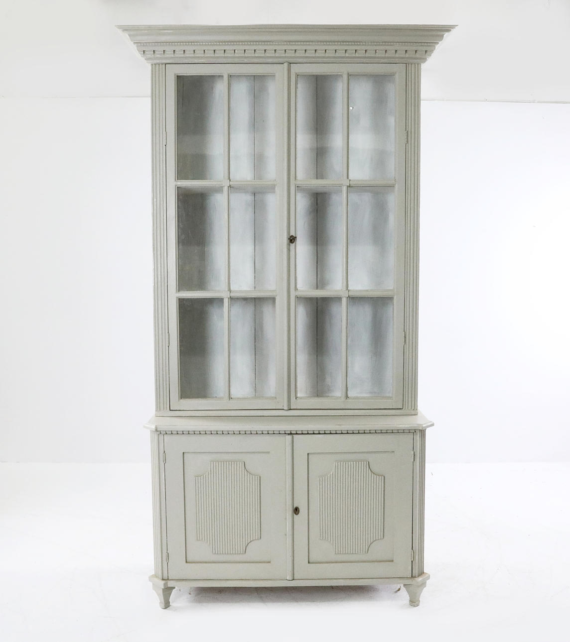 DISPLAY CABINET, Gustavian style, 1900s.