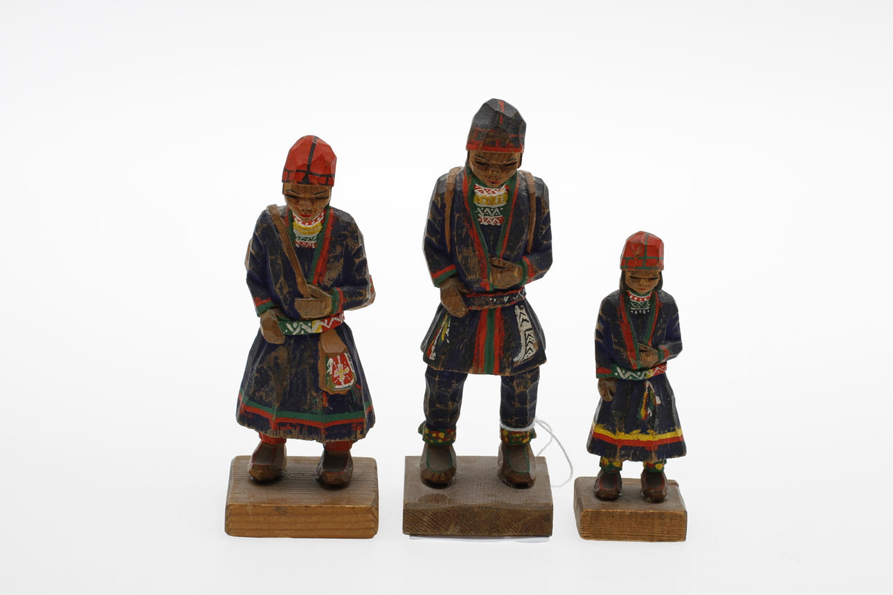 FIGURER, 3 st, snidat trä, Georg Jonsson, Överklinten, signerade,1930/40-tal.