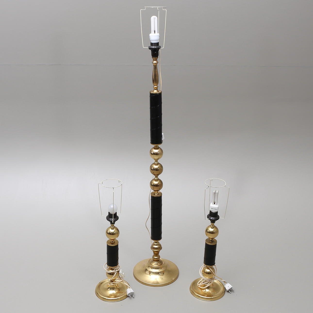 GOLVLAMPA samt BORDSLAMPOR, 3 st, mässing samt läder, 1900-talets andra hälft.