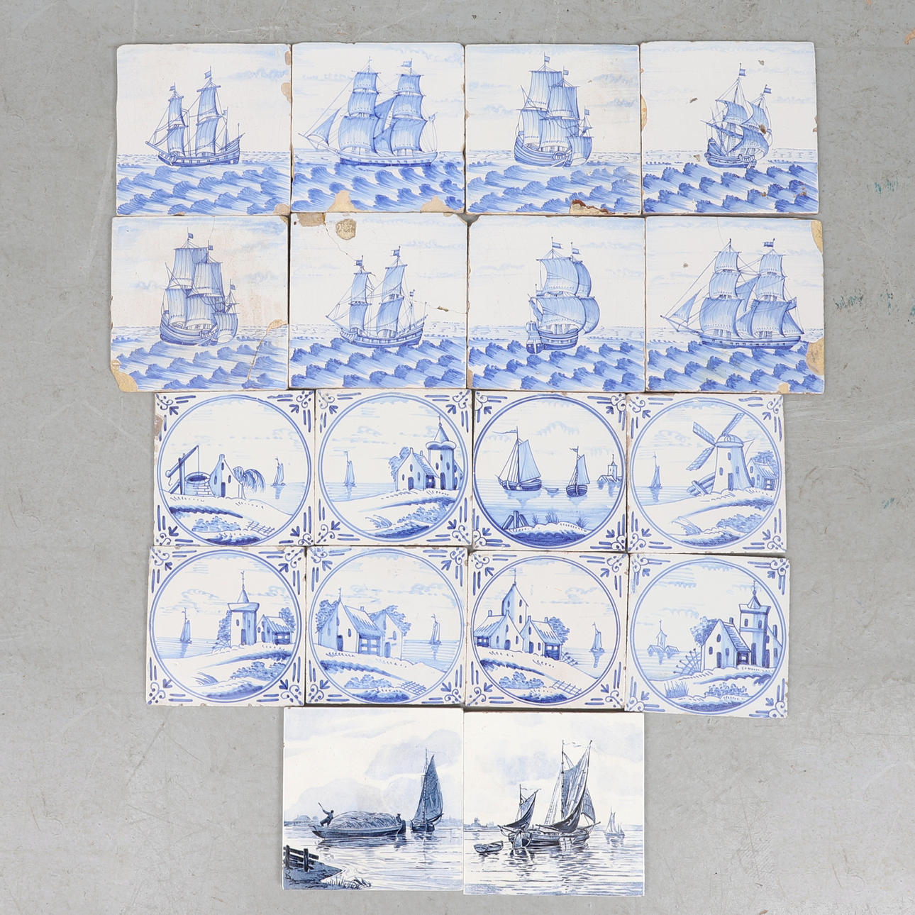 EIN SATZ VON ACHT DELFTER BLAU UND WEISS FLIESEN MIT SEGELSCHIFFEN BEMALT.