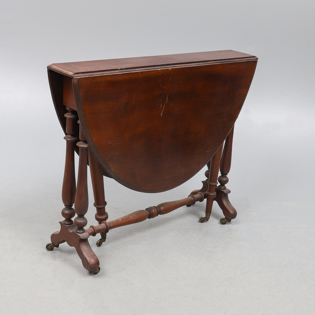 A VICTORIAN MAHOGANY SUTHERLAND TEA TABLE, CIRCA 1870.