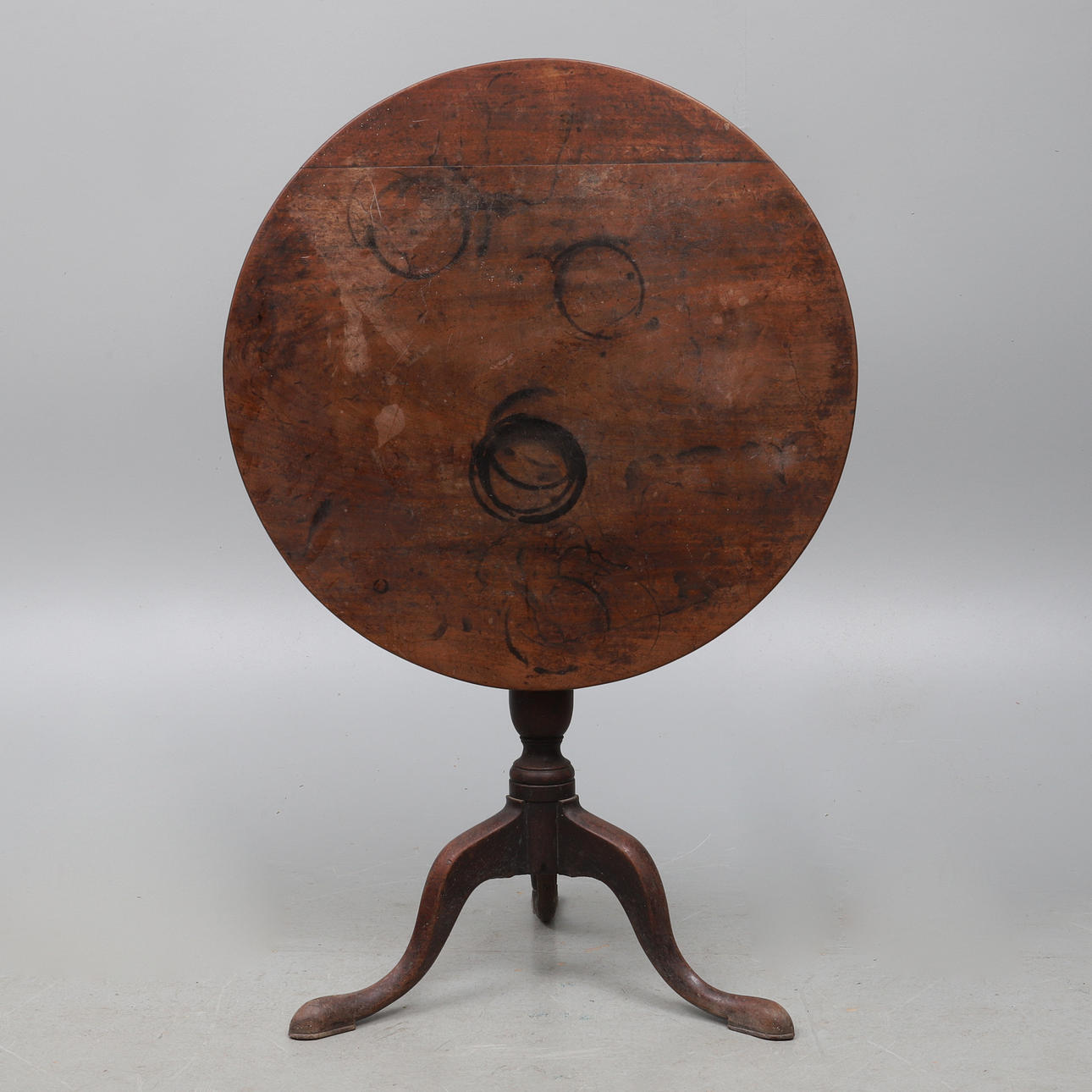 ET MAHOGNY TE-BORD i GEORGE III STIL, 19. ÅRHUNDREDE.