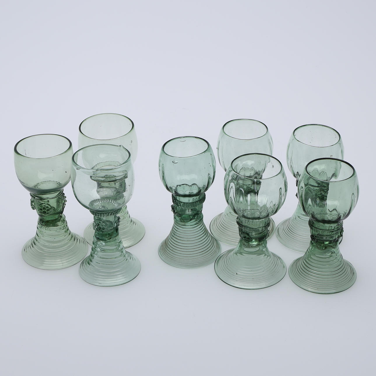 REMMARE, 8 st snarlika, grönt glas, troligen 1900-talets första hälft.