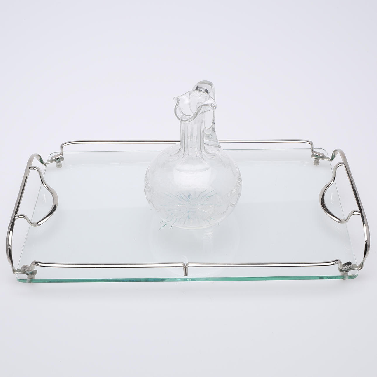 BRICKA samt LIKÖRKARAFF, glas, ca år 1900.