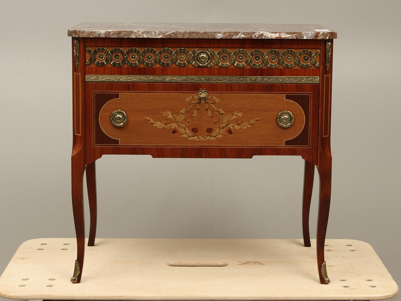 BYRÅ, Louis XVI-stil, Gustavianska Möbler i Onslunda.