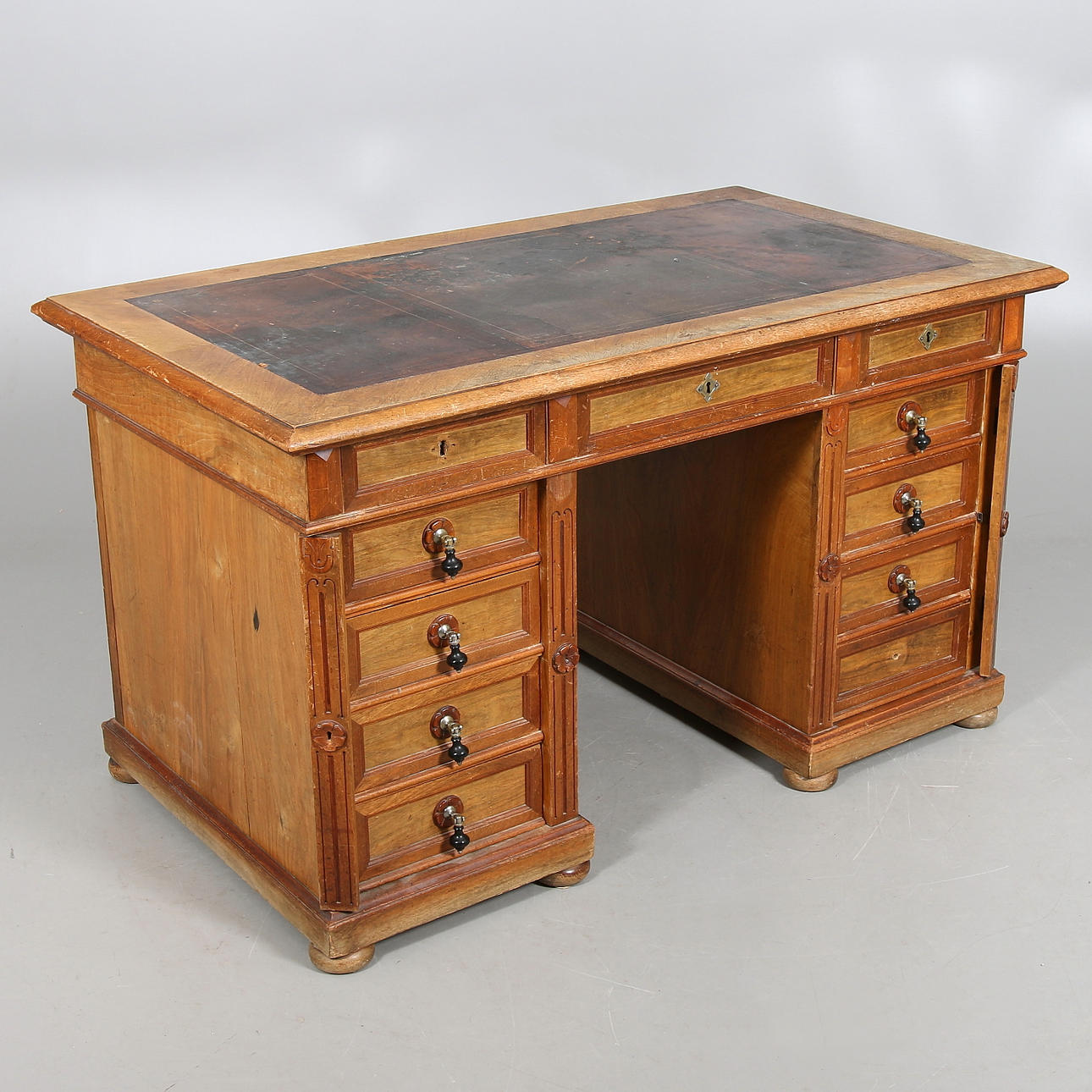 SKRIVBORD, 3 delar, engelsk stil, C.E. Jonsson Snickare, Stockholm. 1900-talets första hälft.