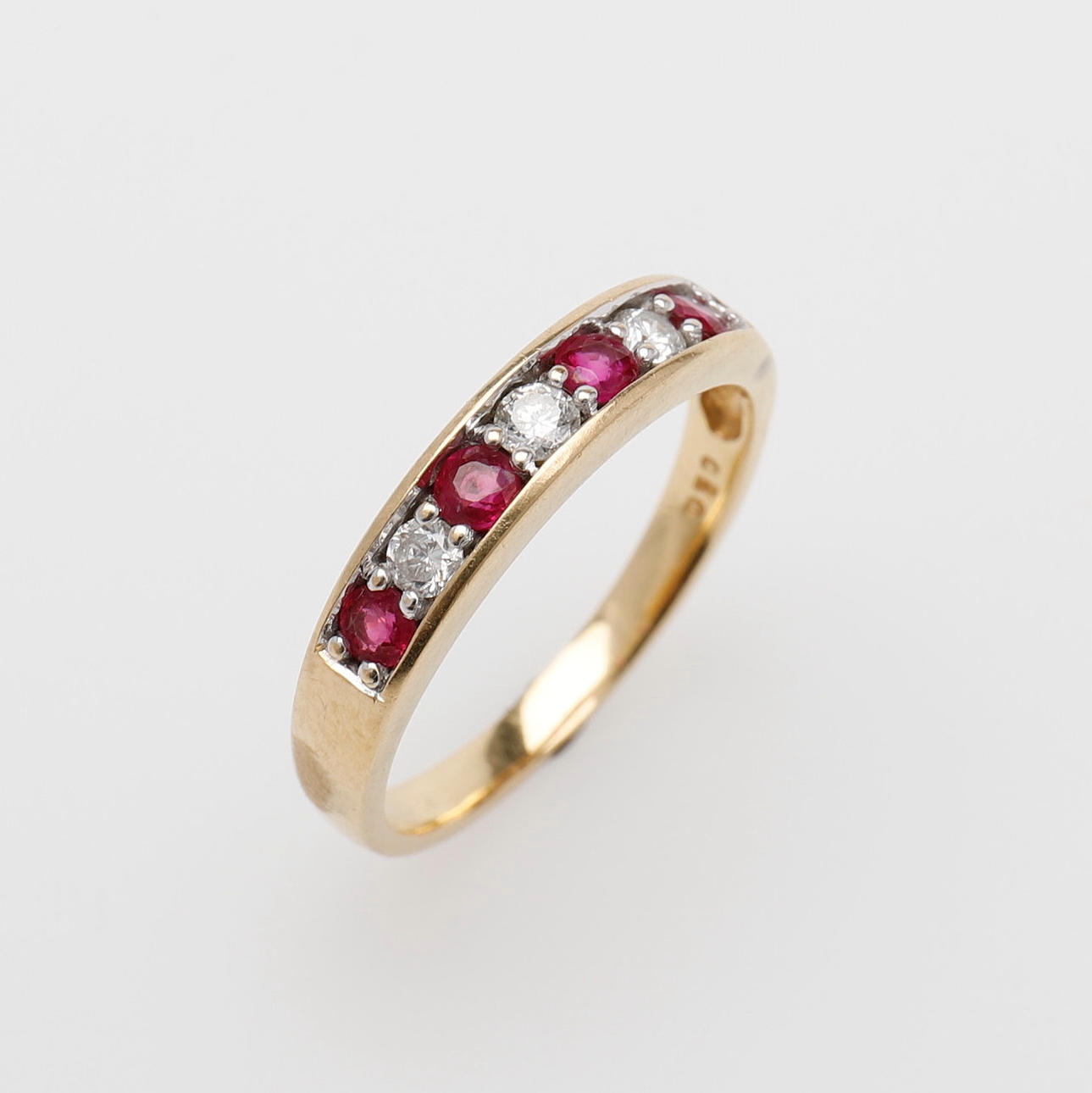 RING WITH DIAMONDS AND RUBIES.