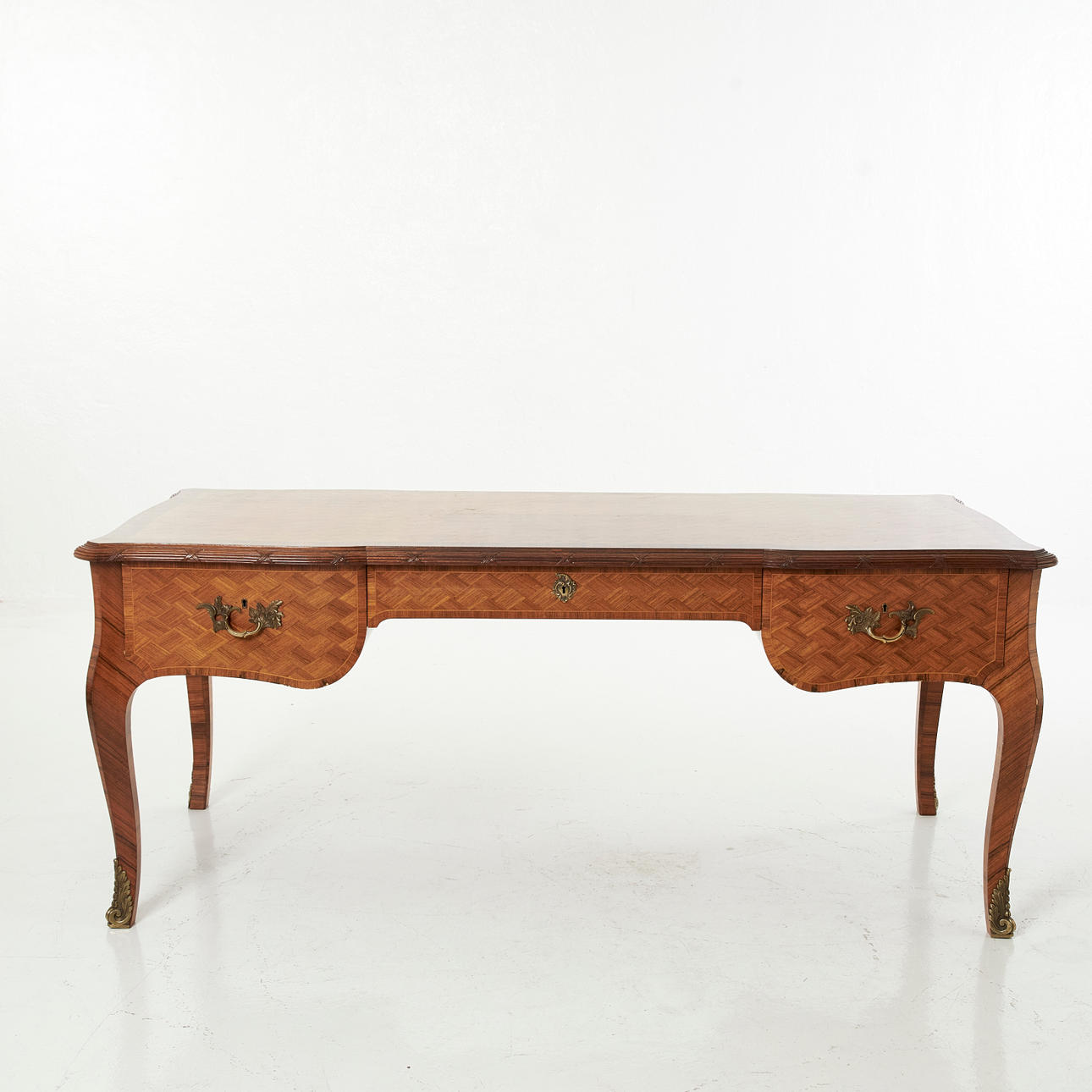 SKRIVBORD, 1900-talets mitt, rokokostil, fanerat i rutmönster ...