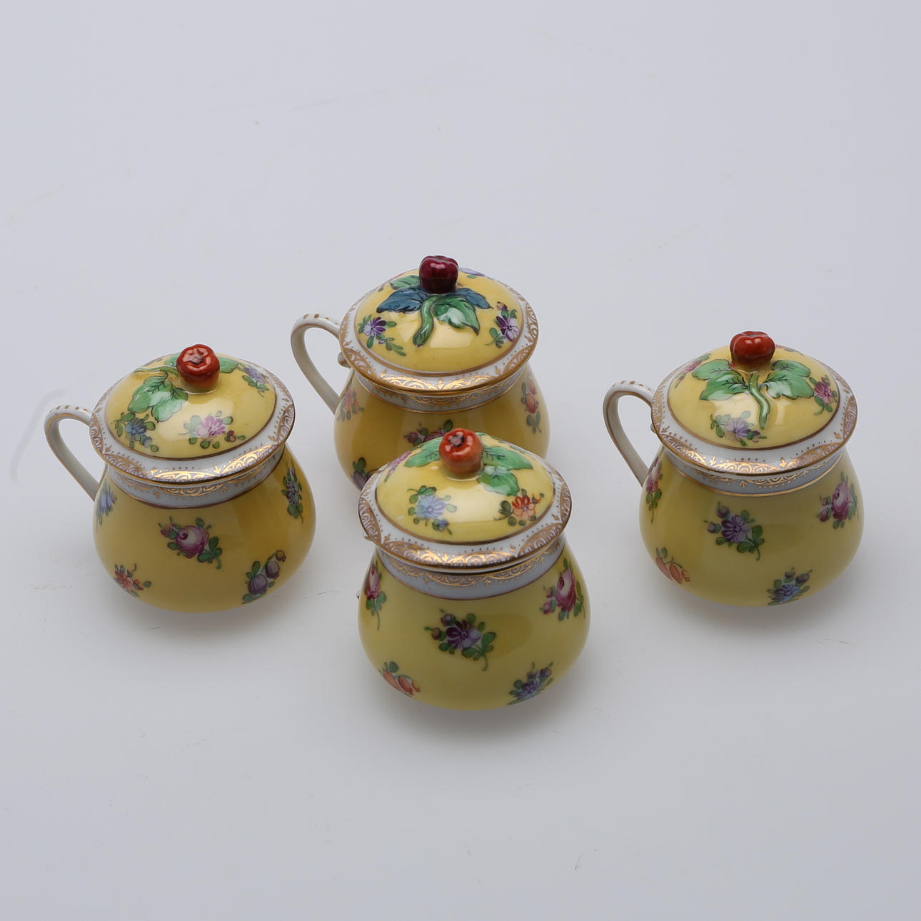 CREMEKOPPAR, 4 st, porslin, 1900-tal, troligen Tyskland.