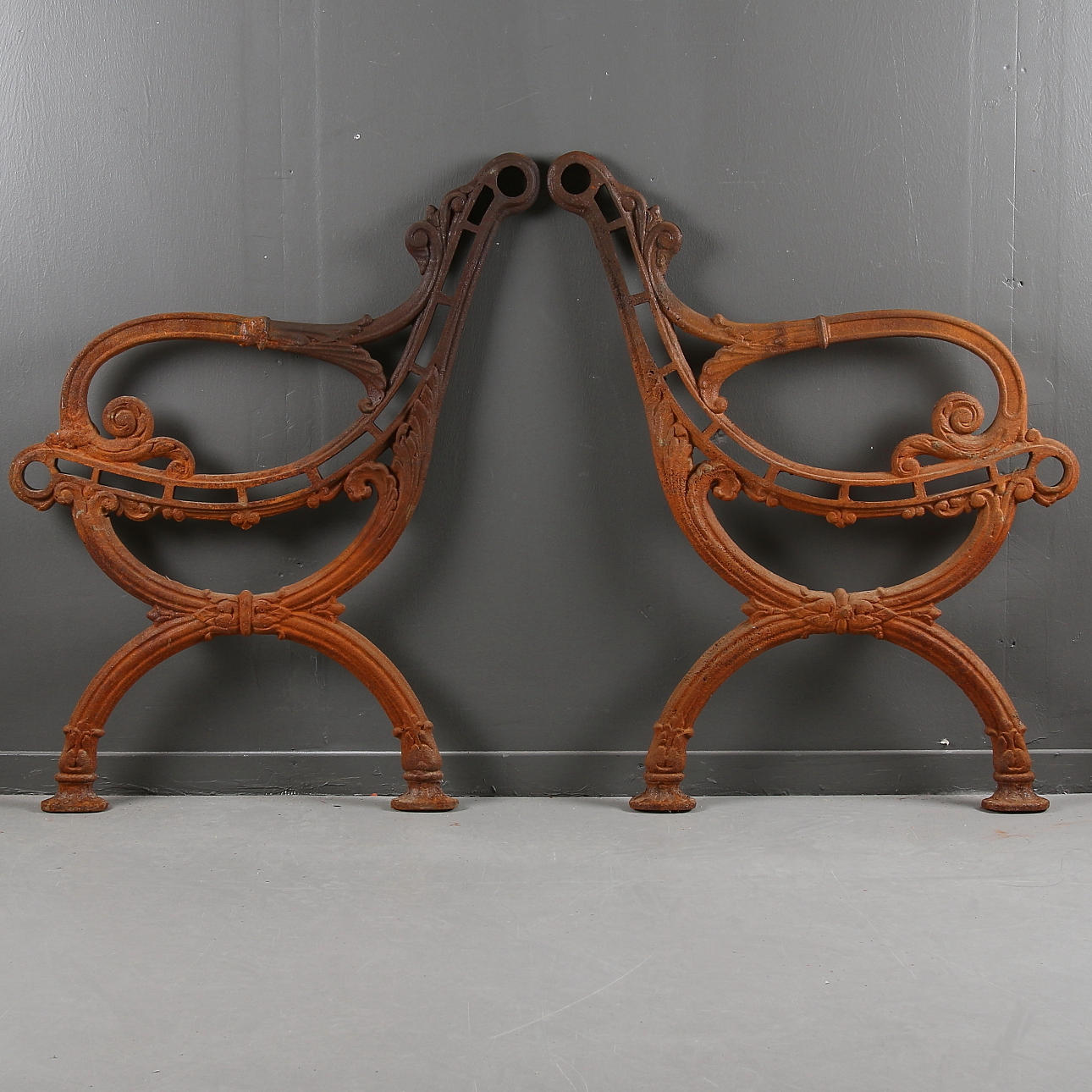 GAVLAR TILL TRÄDGÅRDSSOFFA, 2 st, gjutjärn. 1900-talets första hälft.