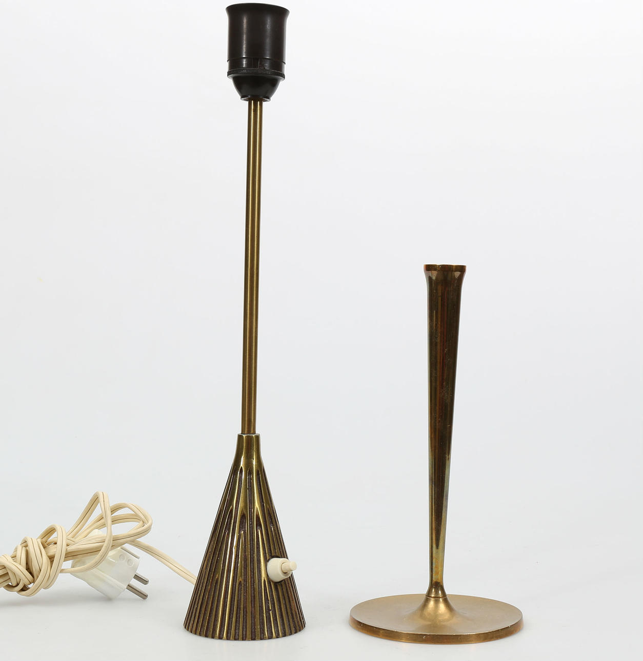 BORDSLAMPA OCH LJUSSTAKE, mässing, ASEA och Gusum.