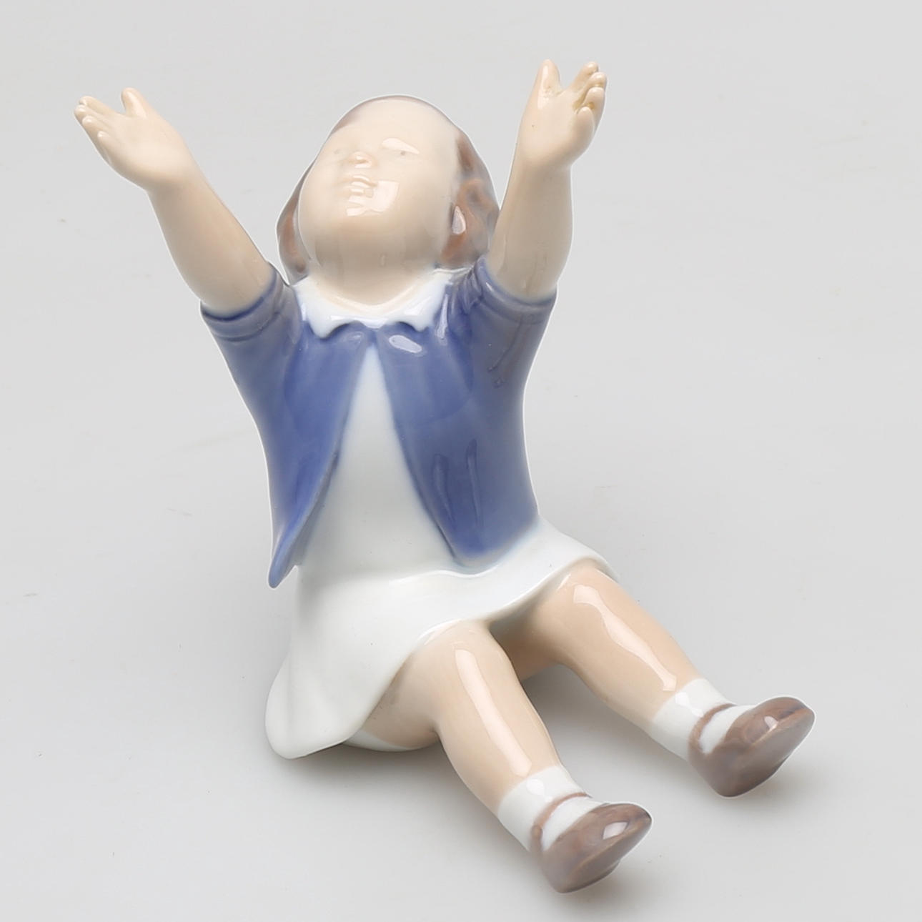 FIGURIN i porslin, sittande flicka, Bing & Gröndahl, Danmark.