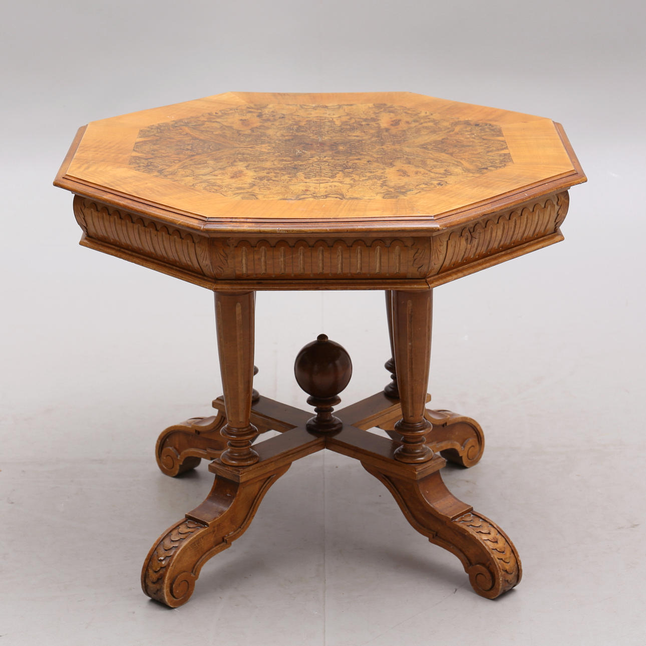 BORD, åttakantigt, 1800-tal.