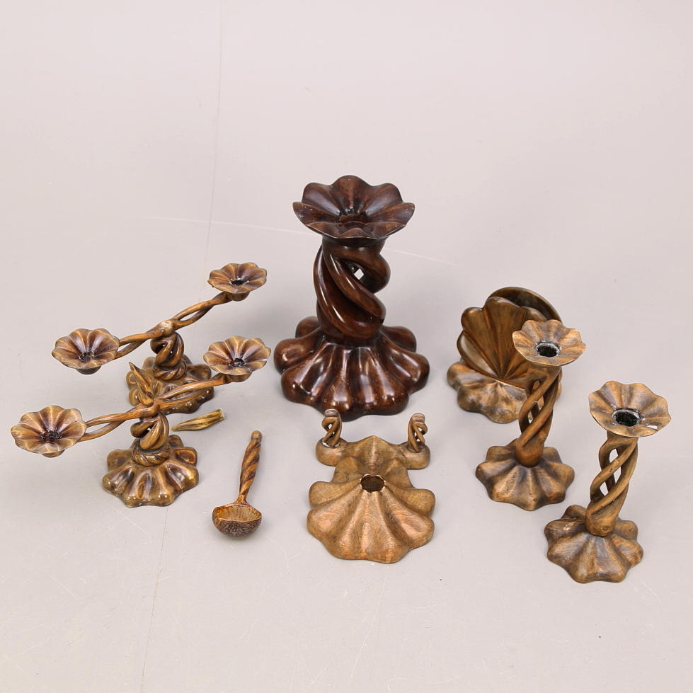 LJUSSTAKAR, snidade, trä, signerade, 1930-tal , 2 par + 4 föremål.