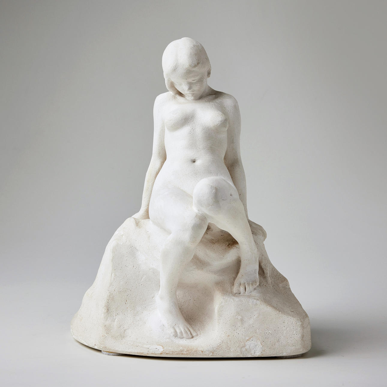 CARL ELDH. "Sitzende Frau", Gips, Höhe 26 cm.