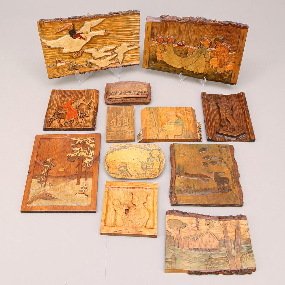 SNIDADE TAVLOR i trä, 12 st, olika motiv.