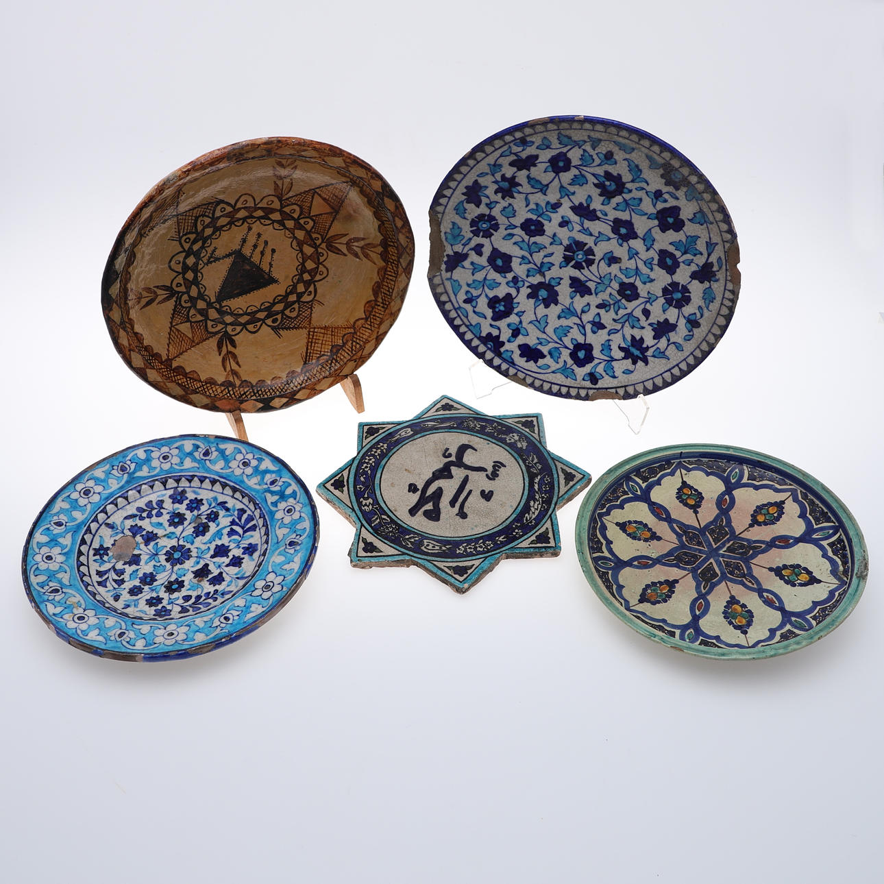 VIER NAHOSTLICHE BEMALTE TÖPFERGERICHTE.