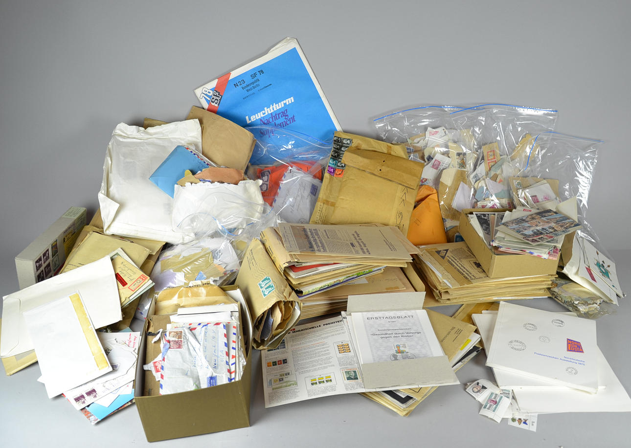 Stor samling frimärken och första dagsomslag.