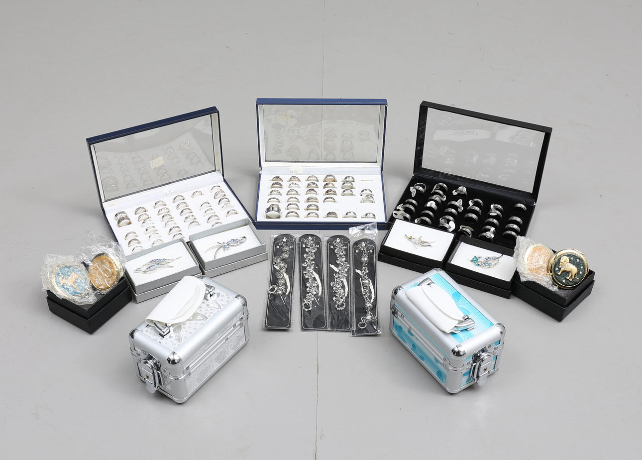 SMYCKEN, stort parti, samt 2 SMYCKESKRIN.