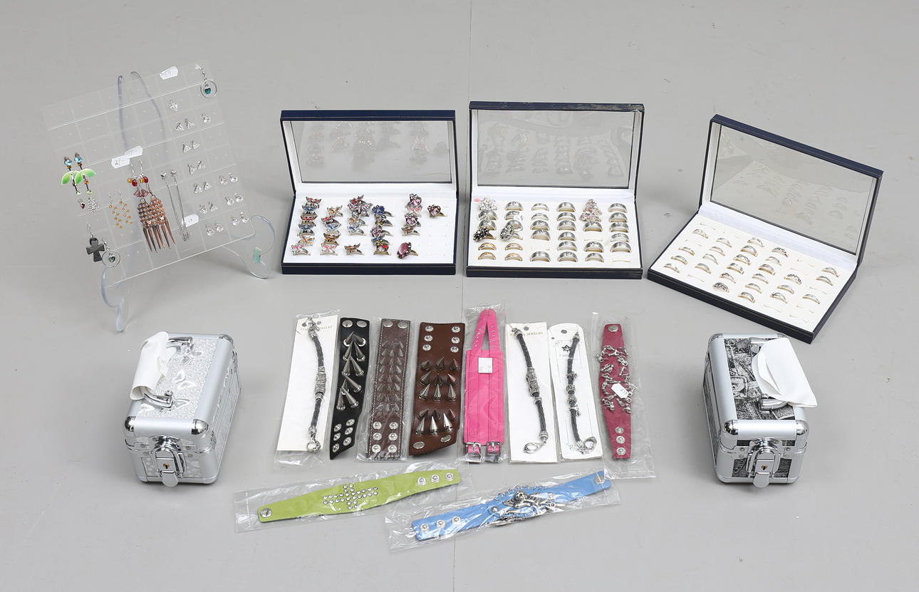 SMYCKEN, stort parti, samt 2 SMYCKESKRIN.