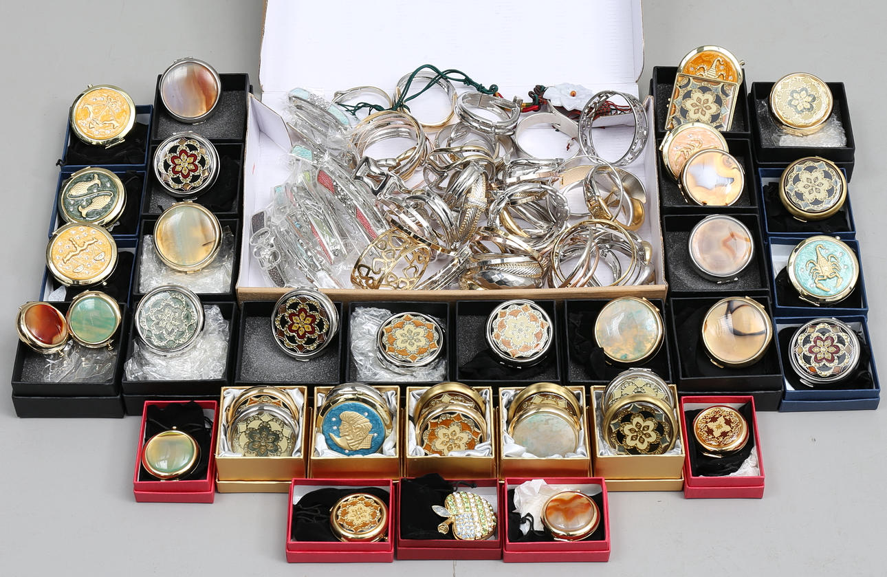 SMYCKEN samt FICKSPEGLAR, stort parti.