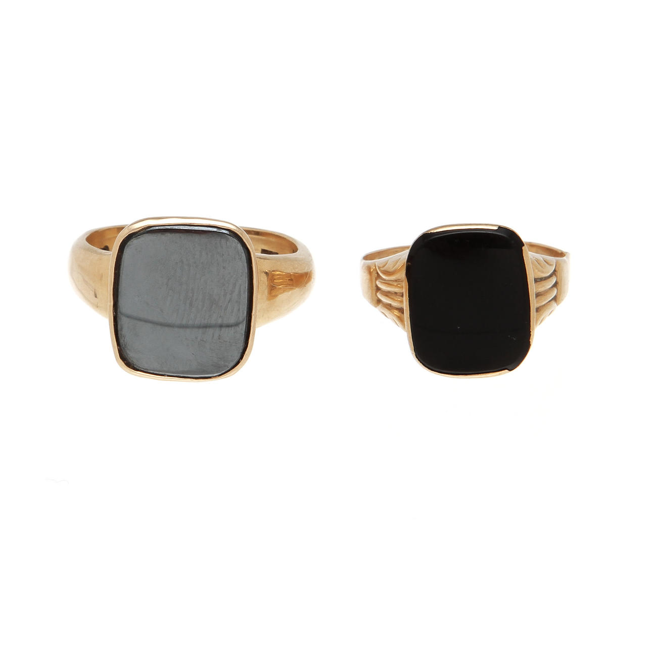 RINGAR, 2 st, 18k guld med onyx och hematit, ca 13,1 gram.