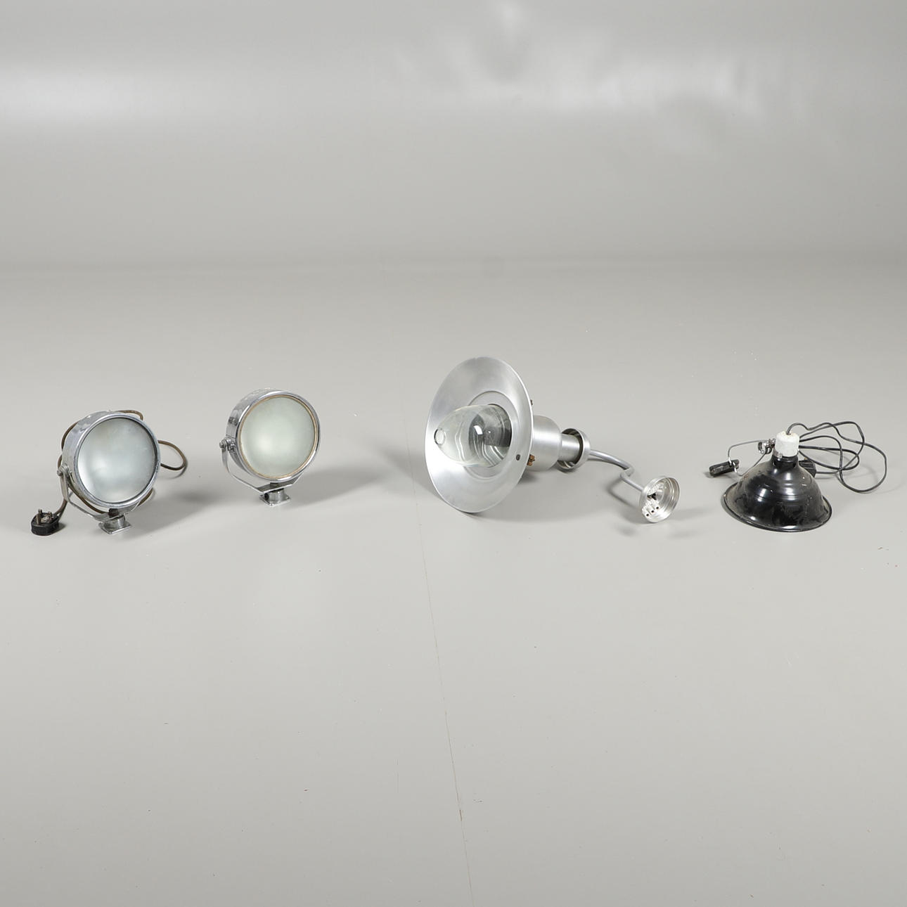 FYRA LAMPOR I INDUSTRIELL STIL.