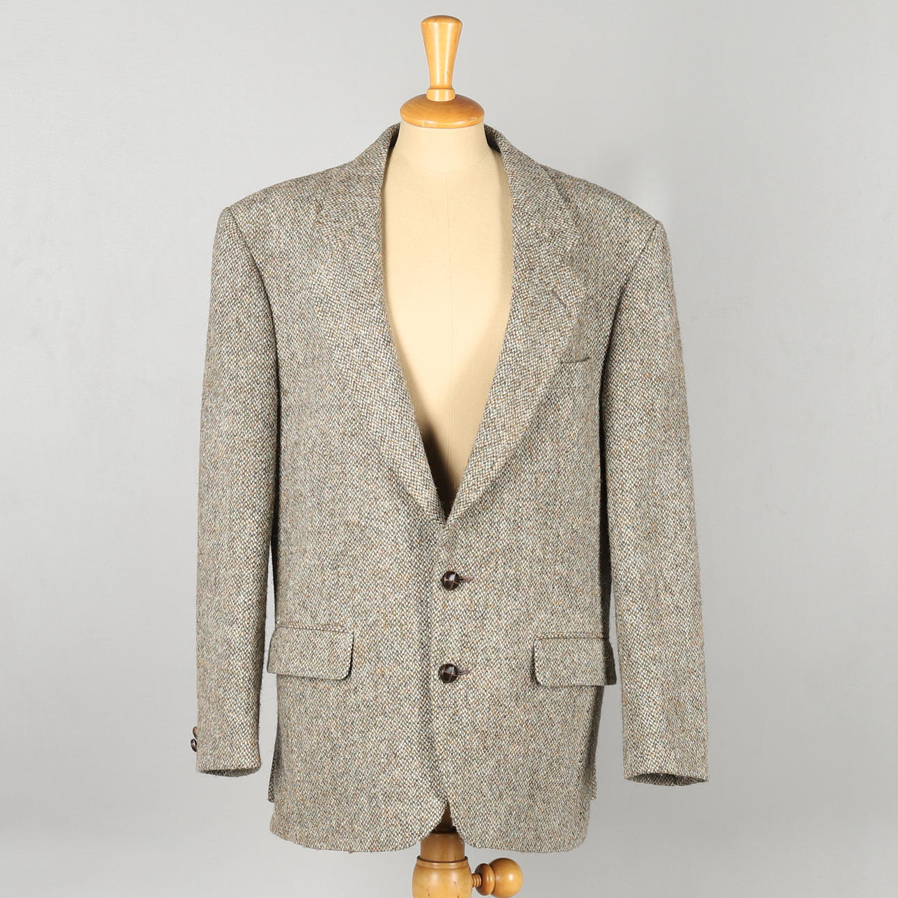 A VINTAGE HARRIS TWEED JACKET.