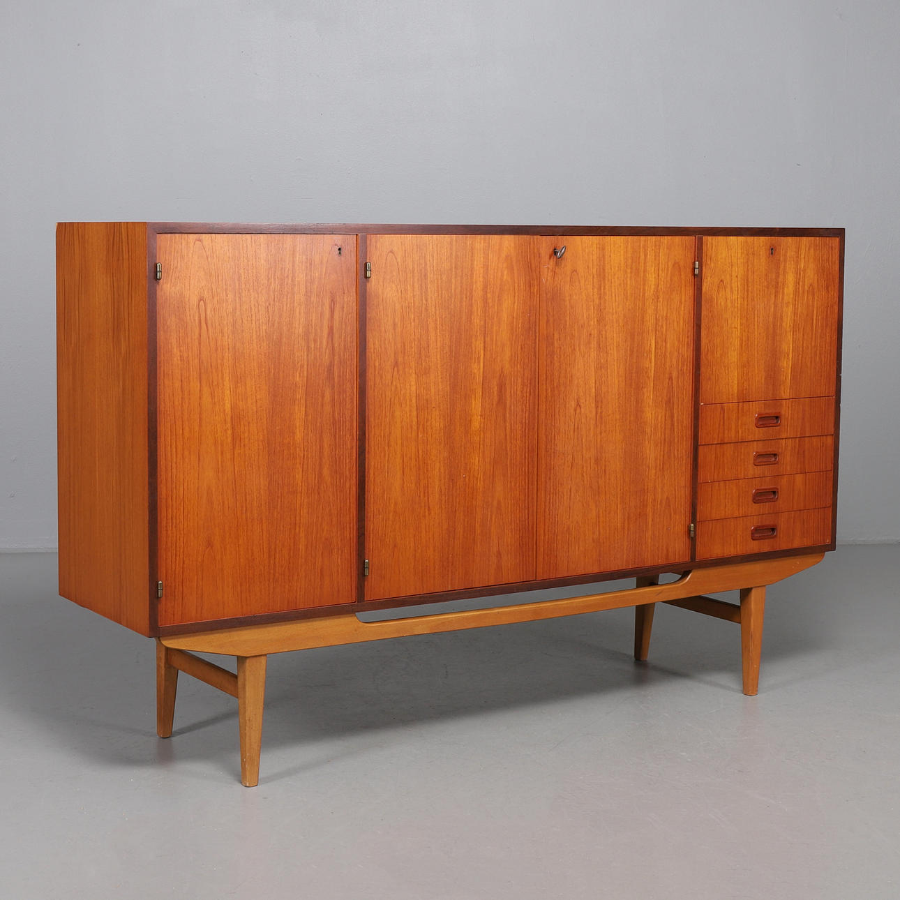 SIDEBOARD, Teak und Buche, Mitte des 20. Jahrhunderts.
